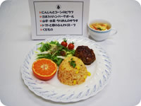 にんじんとコーンのピラフ　さば入りハンバーグボール　山芋・水菜・ちりめんのサラダ　トマトと卵のふんわりスープ<br />くだもの