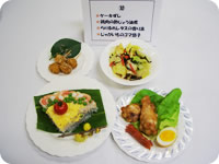 ケーキずし 鶏肉の酢じょう油煮 らりるれレタスの香り漬　じゃがいものゴマ団子