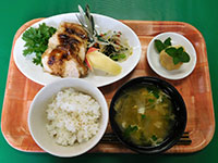 『あったま～る定食』しょうがご飯、オリーブ地鶏のもろみ焼、ナムル、ほっこりみそ汁、フルーツポテト