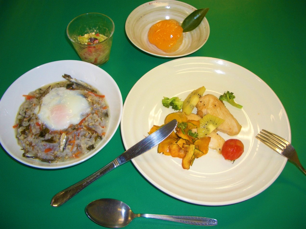 『うちんくの（どしたんな！）ランチ』海香るダイシモチリゾット、マッサージ（地）鶏、豆ちさ、みかん缶のキラキラ